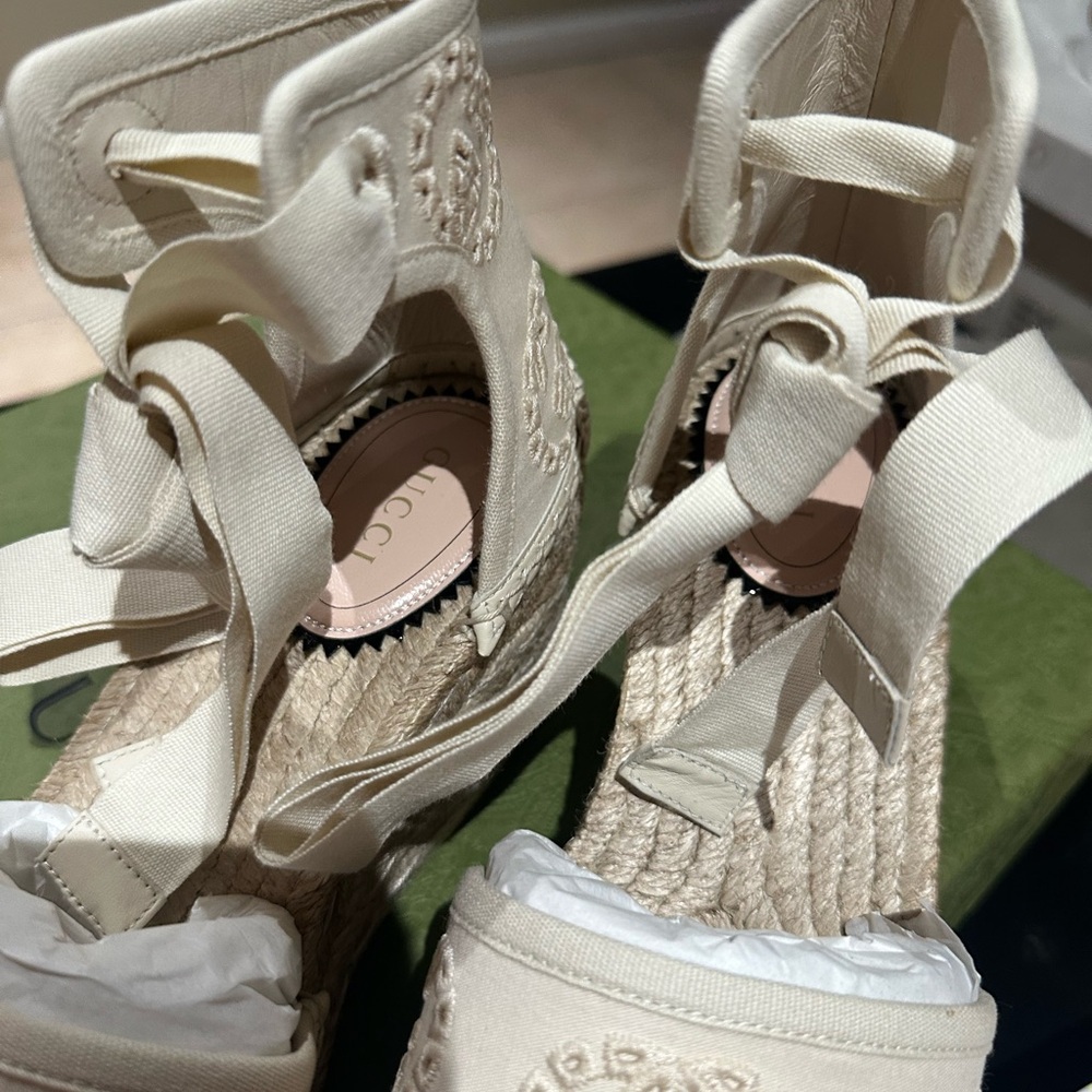 Gucci Cream Wedges with Embroidered Detail - Picture 4 of 4